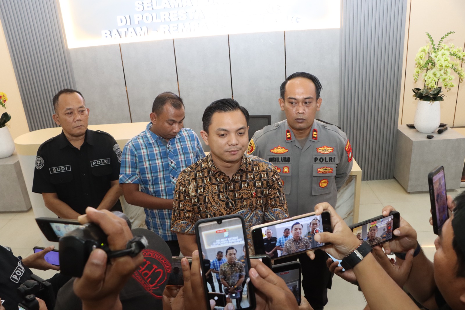 Kasatreskrim Polresta Barelang, Kompol M. Debby Tri Andrestian saat diwawancara wartawan. Foto: Humas Polresta Barelang
