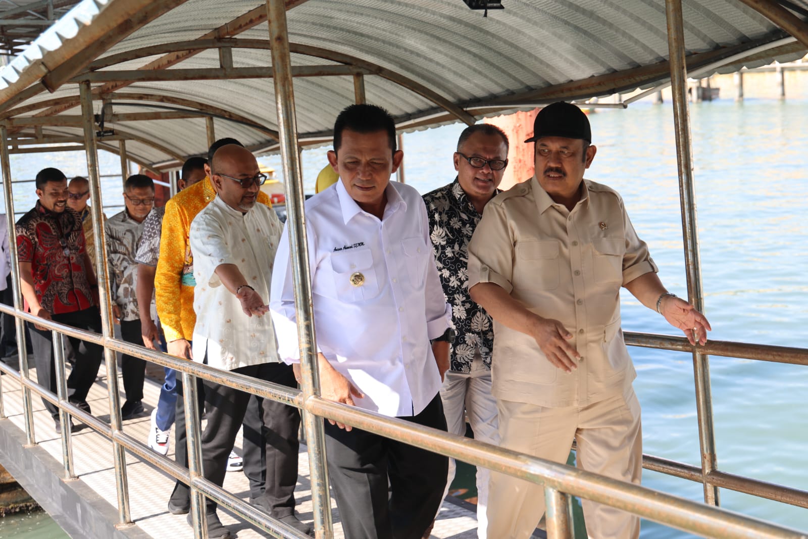 Didampingi Gubernur Kepri, Ansar Ahmad, Kepala Bappenas RI, Rachmat Pambudy saat mengunjungi Pulau Penyengat, Kota Tanjungpinang. Foto: Ist