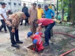 Walikota Tanjungpinang, Lis Darmansyah saat meninjau lokasi drainase di jalan DI Panjaitan, Kota Tanjungpinang. Foto: Ist