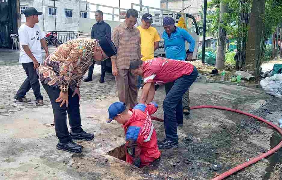 Walikota Tanjungpinang, Lis Darmansyah saat meninjau lokasi drainase di jalan DI Panjaitan, Kota Tanjungpinang. Foto: Ist