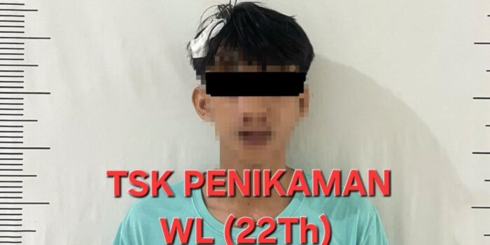 WL (22), tersangka kasus penganiayaan saat diamankan polisi. Foto: Dok Polsek Batam Kota