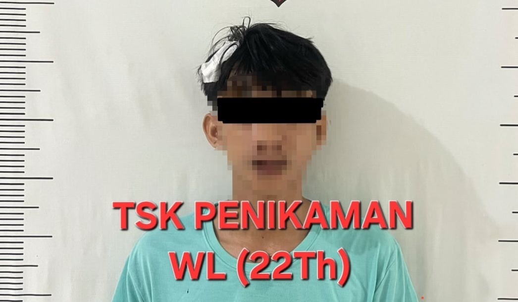 WL (22), tersangka kasus penganiayaan saat diamankan polisi. Foto: Dok Polsek Batam Kota