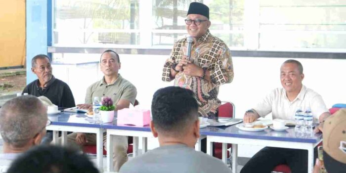 1001074537 Walikota Tanjungpinang, Lis Darmansyah saat berdiaog dengan para pedagang di kawasan taman Gurindam 12. Foto: Ist
