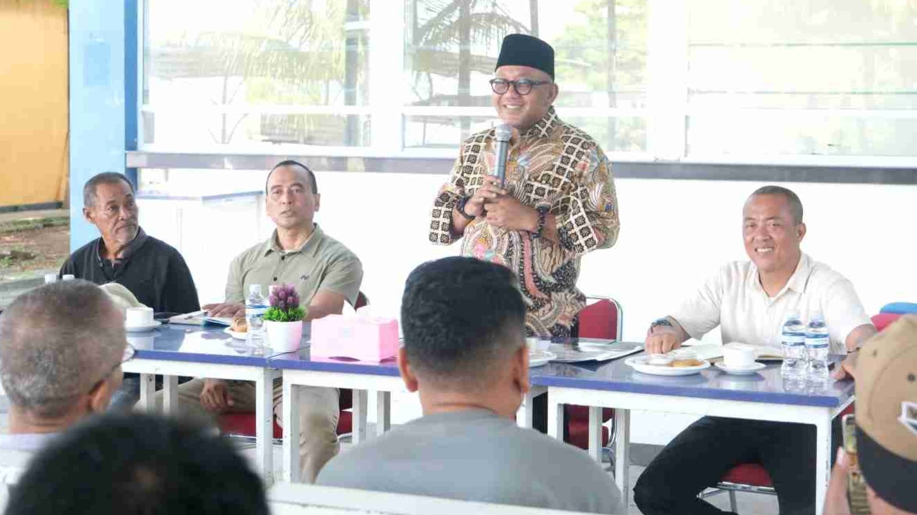 Walikota Tanjungpinang, Lis Darmansyah saat berdiaog dengan para pedagang di kawasan taman Gurindam 12. Foto: Ist