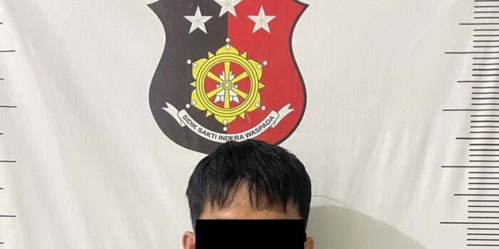 LMN (29), tersangka kasus penjambretan saat diamankan di Polsek Batam Kota. Foto: Ist