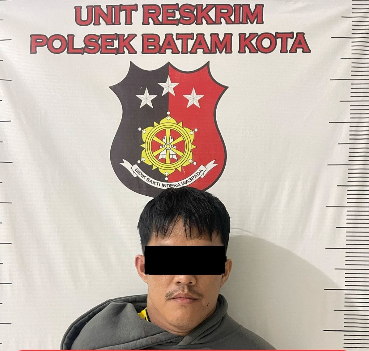 LMN (29), tersangka kasus penjambretan saat diamankan di Polsek Batam Kota. Foto: Ist