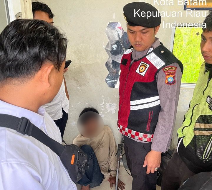 Seorang terduga pelaku pencurian di kawasan Ruko CNN Kabil saat diamankan petugas. Foto: Dok Polsek Nongsa