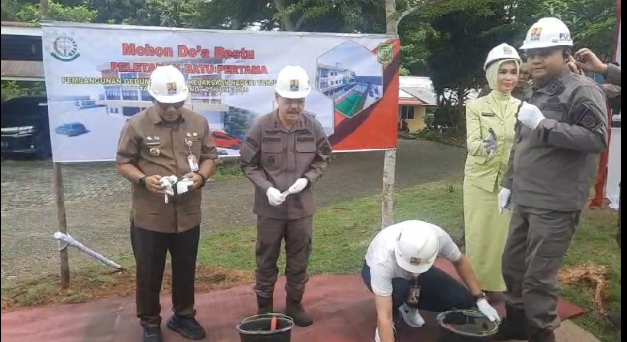 Kegiatan peletakan batu pertama rencana penambahan gedung baru Kantor Kejari Tanjungpinang. Foto: Dok sinarsiber.com