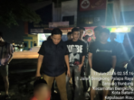 1781153001816 Petugas dan warga saat mengamankan terduga pelaku pencurian di Kawasan Bengkong Palapa Raya. Foto: Dok Polsek Bengkong