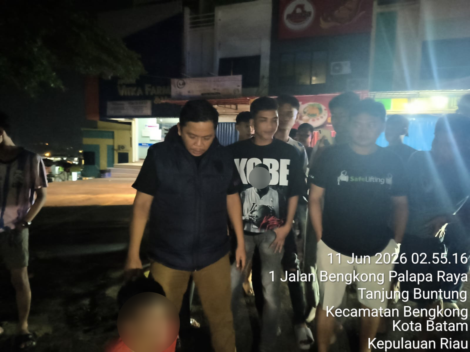 Petugas dan warga saat mengamankan terduga pelaku pencurian di Kawasan Bengkong Palapa Raya. Foto: Dok Polsek Bengkong