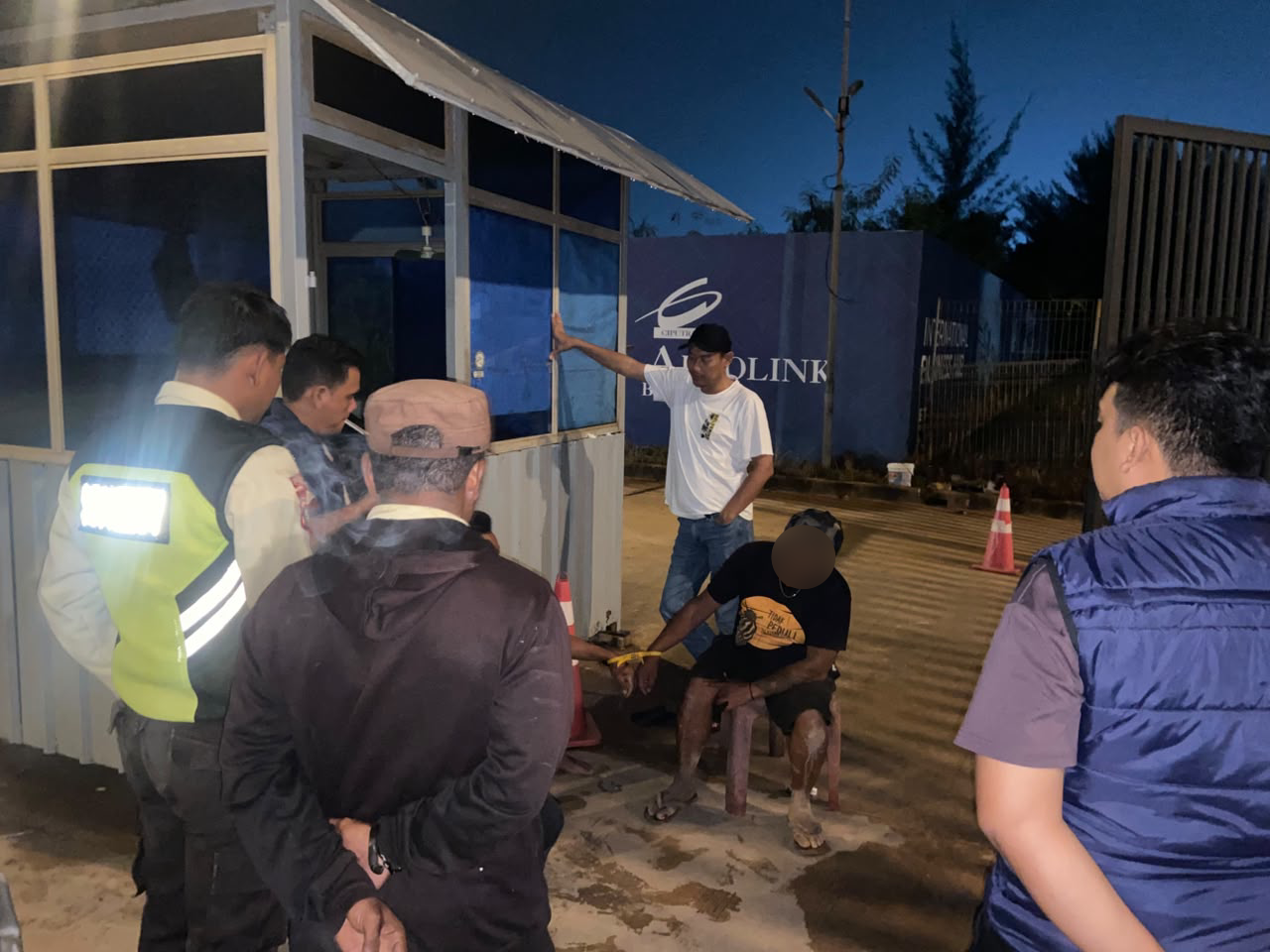 Dua terduga pelaku percobaan pencurian di Nongsa saat diamankan polisi. Foto: Dok Polsek Nongsa