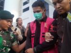 Salah satu tersangka kasus dugaan korupsi fasilitas kredit mikro pada salah satu Bank Cabang Milik Negara di Kota Tanjungpinang saat akan dibawa petugas ke Rutan. Foto: Rindu Sianipar