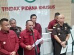 Konfrensi pers terkait penetapan satu tersangka lagi dalam kasus dugaan kredit mikro salah satu Bank Milik Negara di Tanjungpinang. Foto: Rindu Sianipar