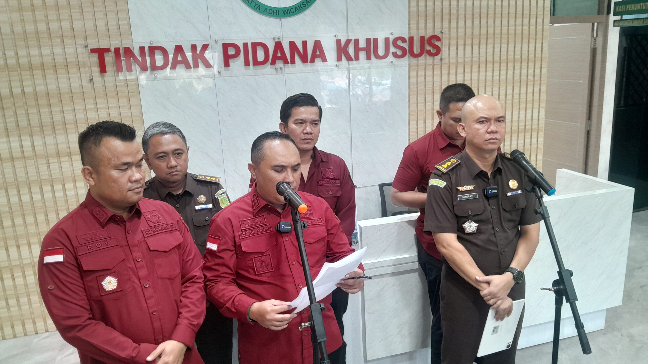 Konfrensi pers terkait penetapan satu tersangka lagi dalam kasus dugaan kredit mikro salah satu Bank Milik Negara di Tanjungpinang. Foto: Rindu Sianipar