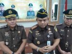 20260610_153344 Dedi Januarto Simatupang (kiri), Kasidatun Kejari Tanjungpinang yang baru. Foto: Rindu Sianipar