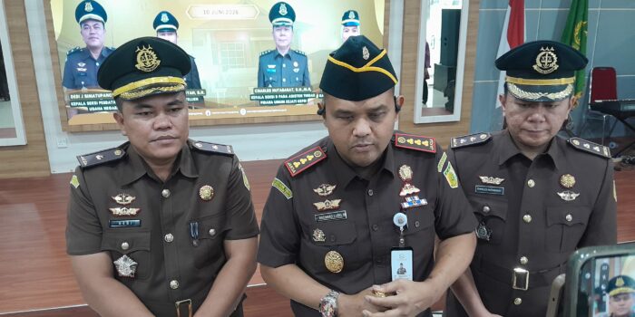 Dedi Januarto Simatupang (kiri), Kasidatun Kejari Tanjungpinang yang baru. Foto: Rindu Sianipar
