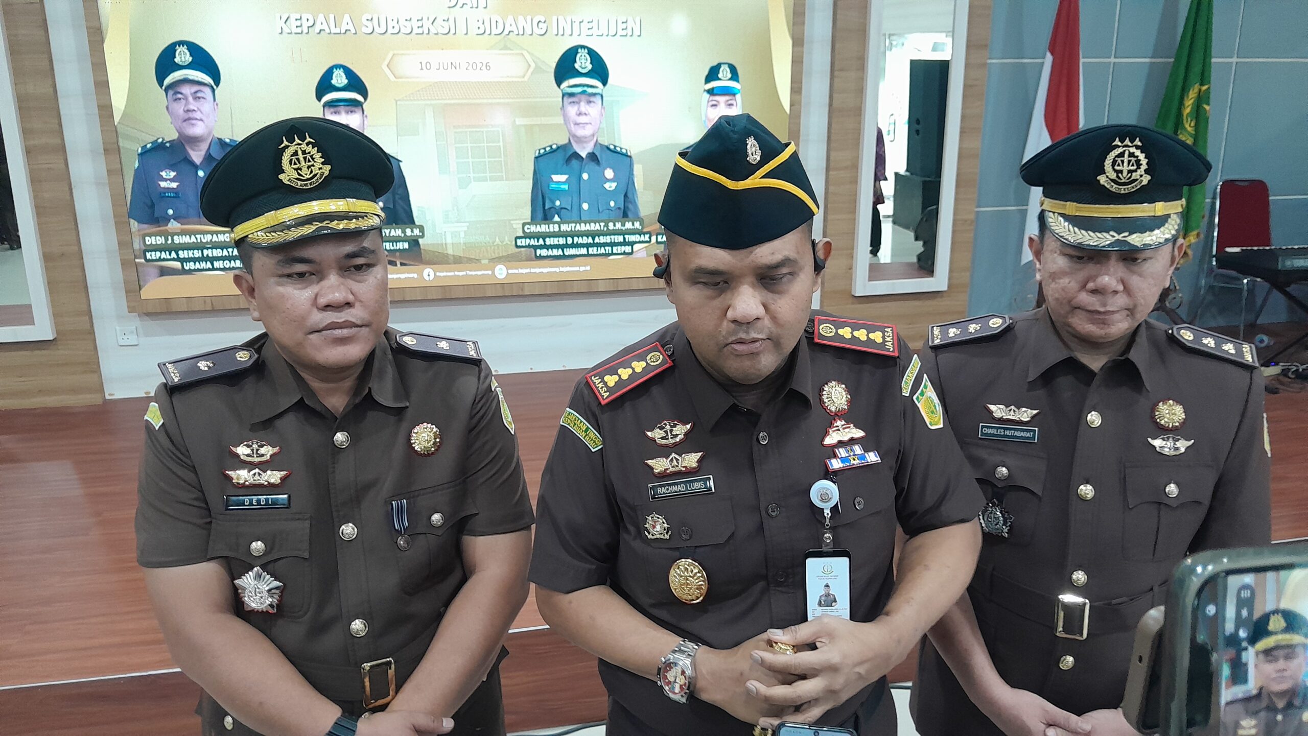 Dedi Januarto Simatupang (kiri), Kasidatun Kejari Tanjungpinang yang baru. Foto: Rindu Sianipar