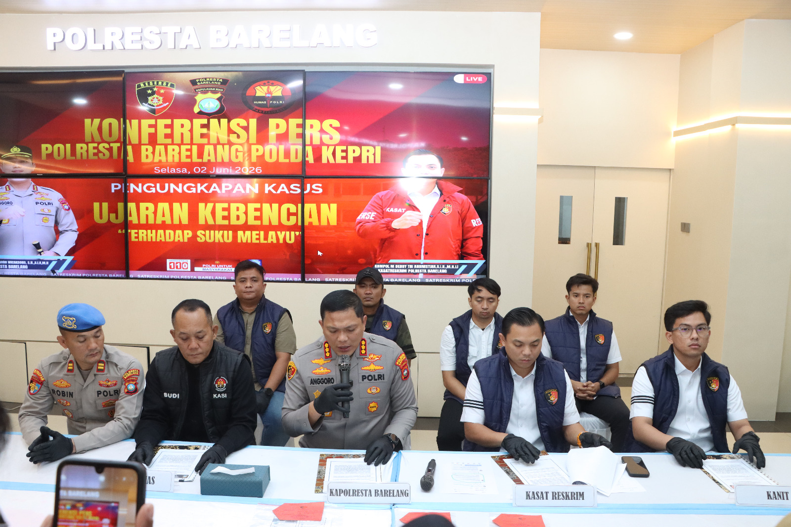 Konfrensi pres pengungkapan kasus dugaan ujaran kebencian melalui media sosial. Foto: Humas Polresta Barelang
