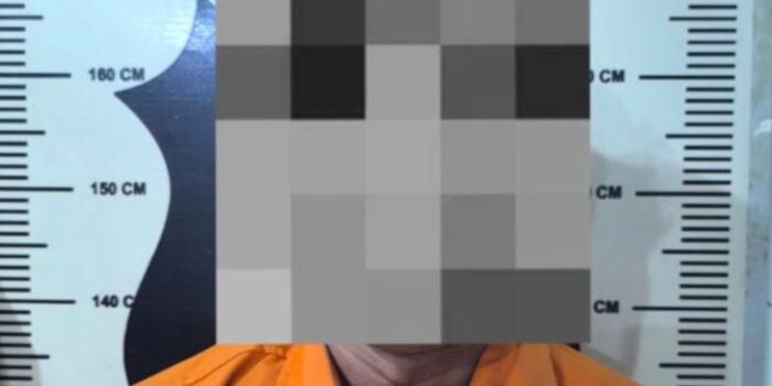 J (47), terduga pelaku pencabulan anak dibawah umur saat diamankan polisi. Foto: Dok Polsek Bengkong untuk sinarsiber.com