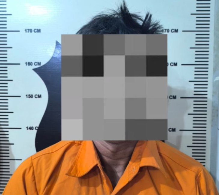 J (47), terduga pelaku pencabulan anak dibawah umur saat diamankan polisi. Foto: Dok Polsek Bengkong untuk sinarsiber.com