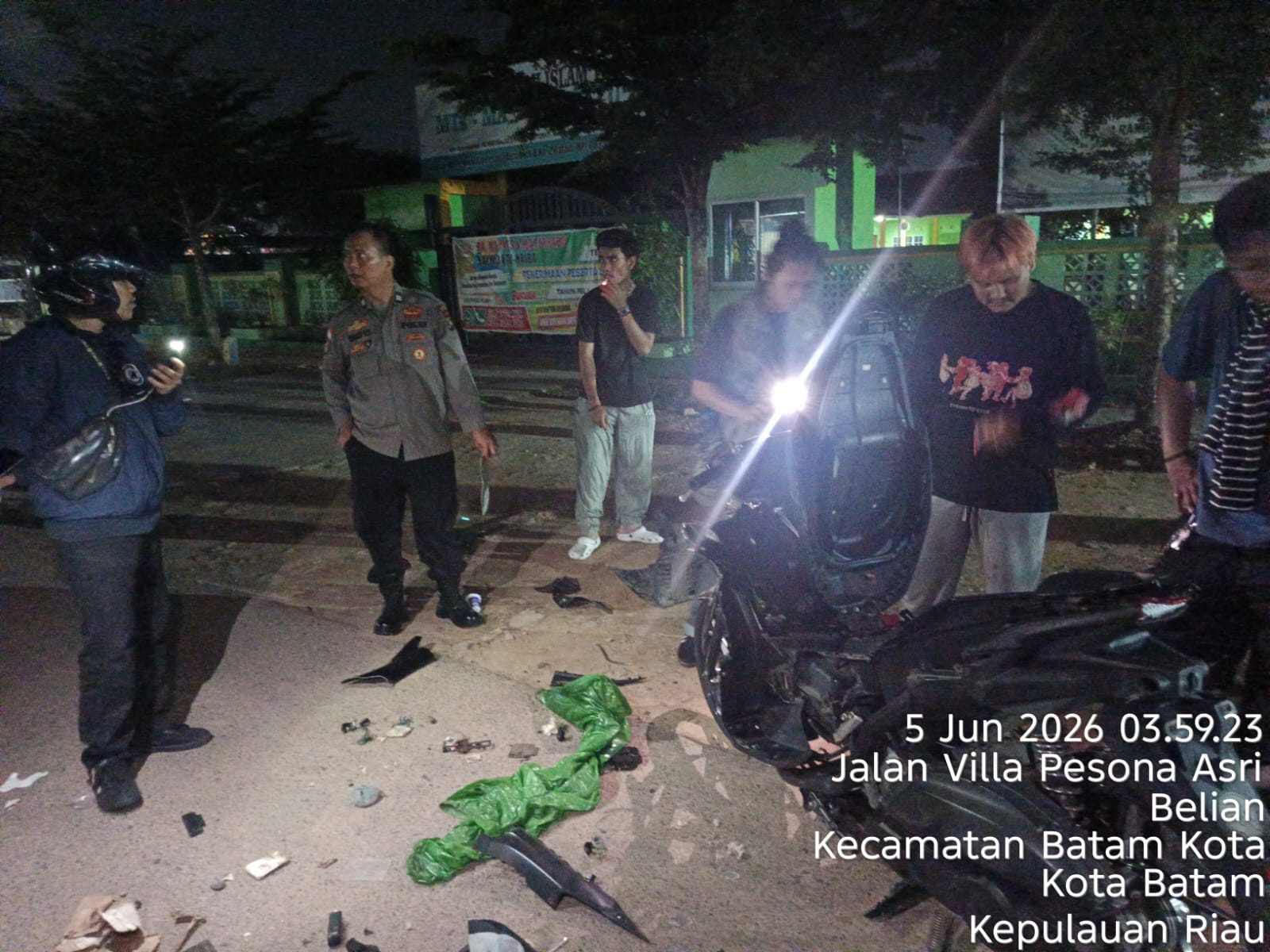 Personel kepolisian saat mendatangi lokasi dugaan penganiayaan di Batam Kota. Foto: Dok Polsek Batam Kota untuk sinarsiber.com