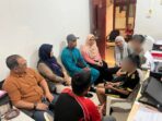 IMG-20260606-WA0014 Sejumlah warga dan perwakilan instansi terkait saat berdialog bahas sebuah video viral di medsos. Foto: Dok Polsek Batu Aji