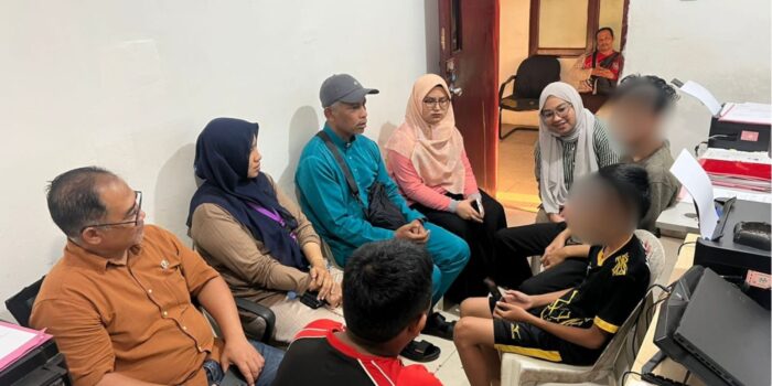 Sejumlah warga dan perwakilan instansi terkait saat berdialog bahas sebuah video viral di medsos. Foto: Dok Polsek Batu Aji