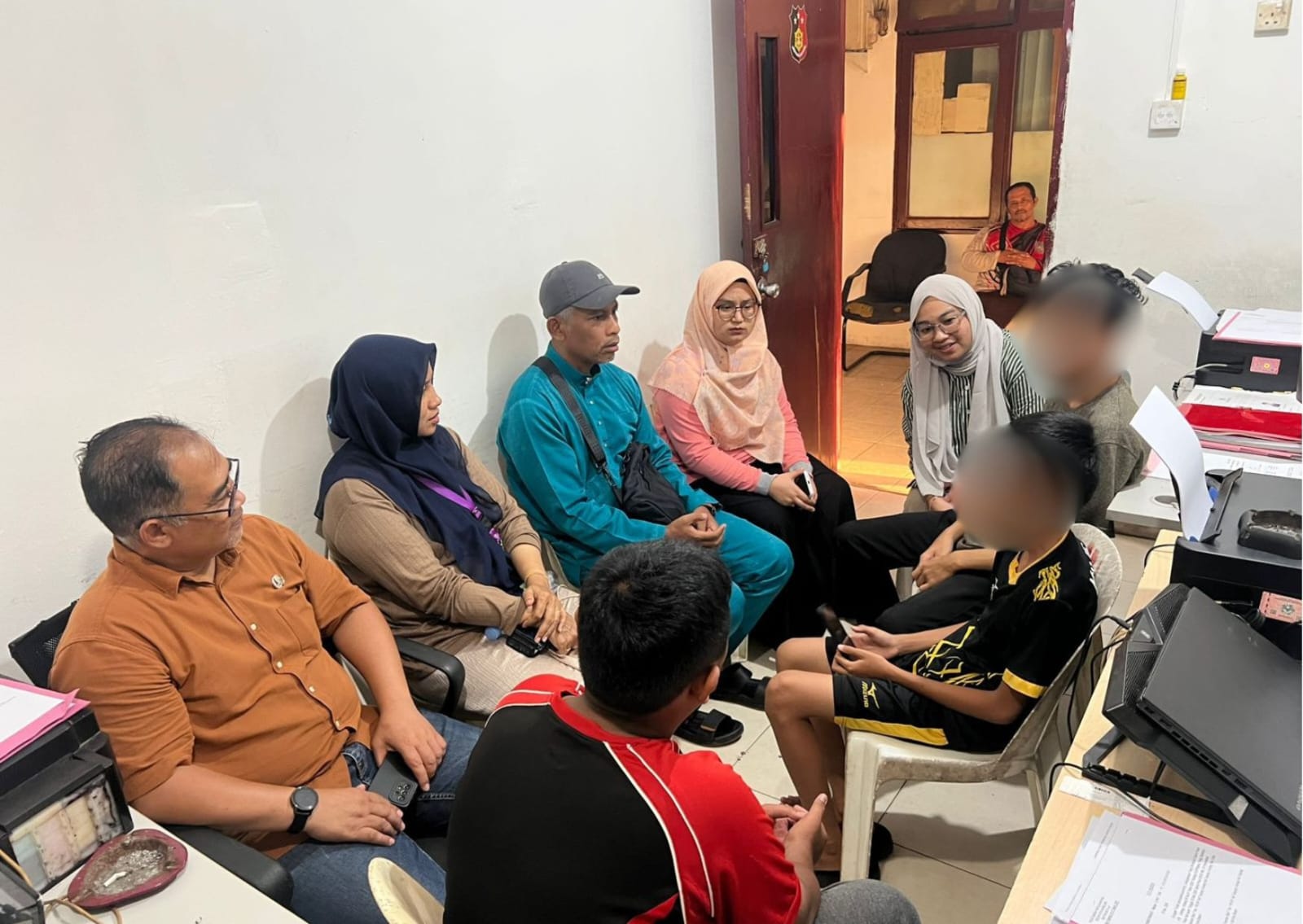 Sejumlah warga dan perwakilan instansi terkait saat berdialog bahas sebuah video viral di medsos. Foto: Dok Polsek Batu Aji