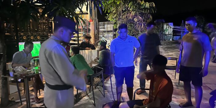 Personel Polsek Sungai Beduk saat berada di lokasi usai menerima laporan dugaan percobaan pencurian. Foto: Ist