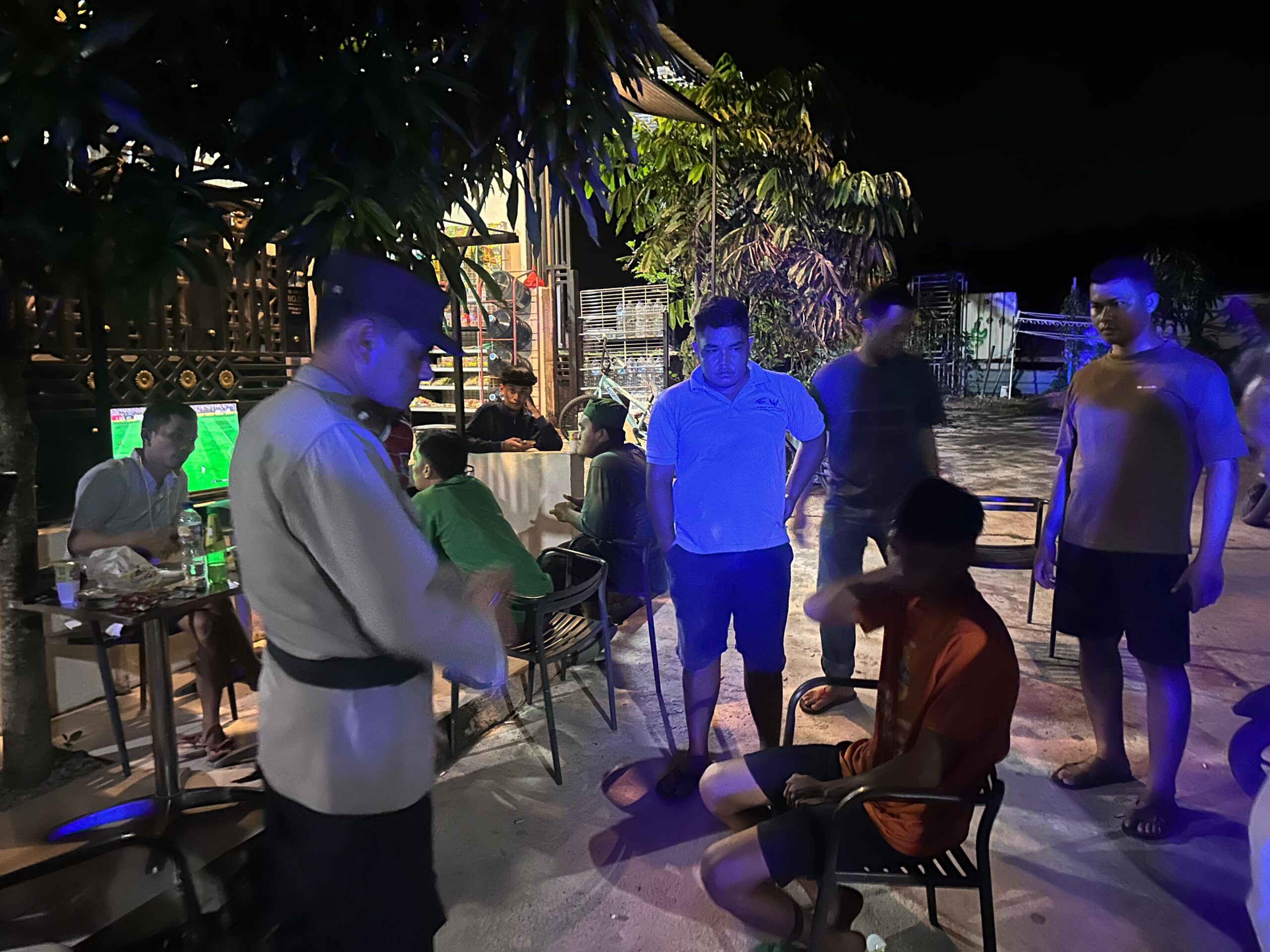 Personel Polsek Sungai Beduk saat berada di lokasi usai menerima laporan dugaan percobaan pencurian. Foto: Ist