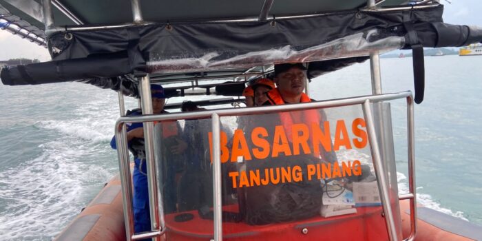 Tim SAR gabungan melakukan pencarian terhadap ABK KM Pasifik II yang dilaporkan hilang di Perairan Bintan. Foto: Ist