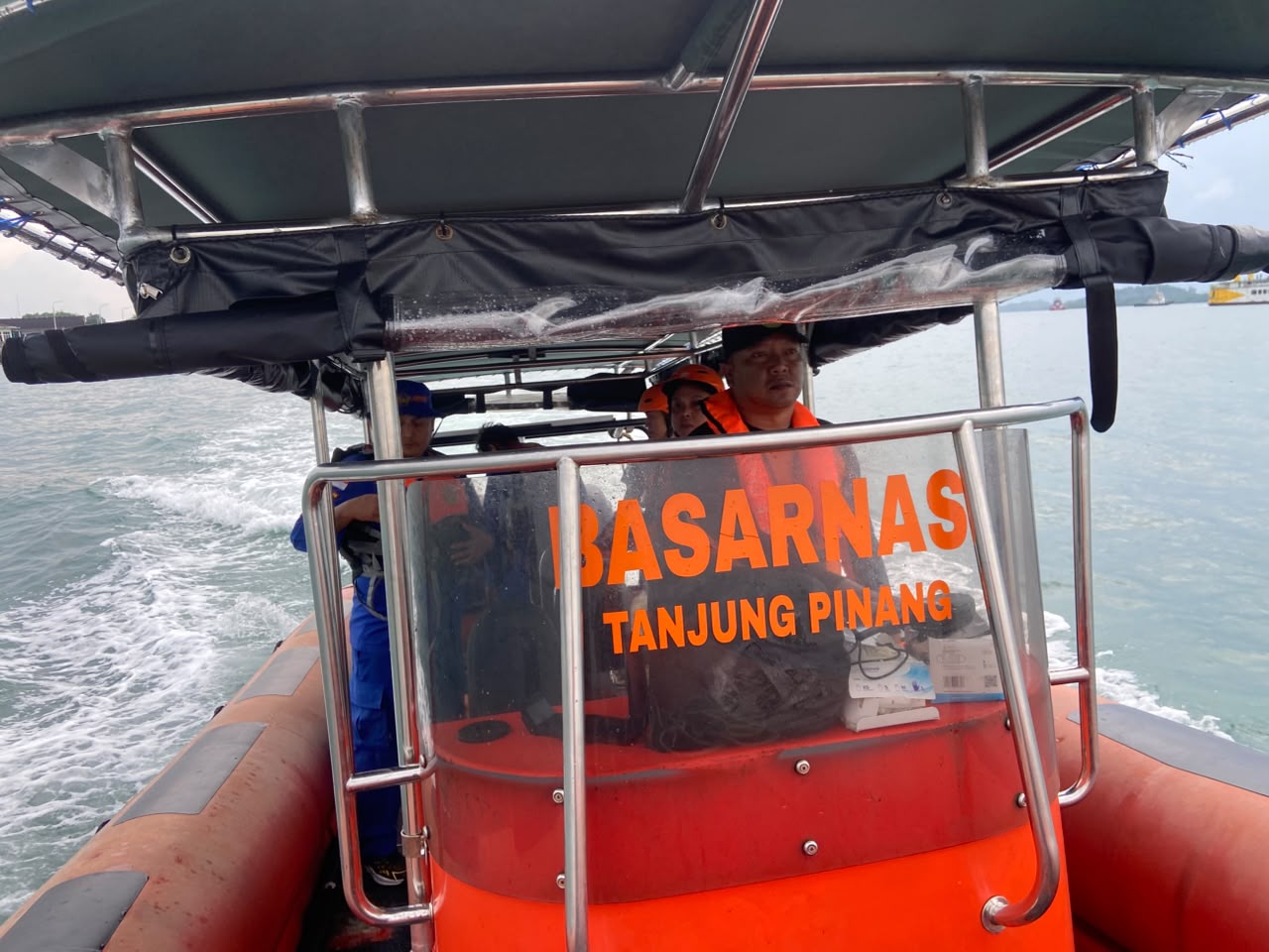 Tim SAR gabungan melakukan pencarian terhadap ABK KM Pasifik II yang dilaporkan hilang di Perairan Bintan. Foto: Ist
