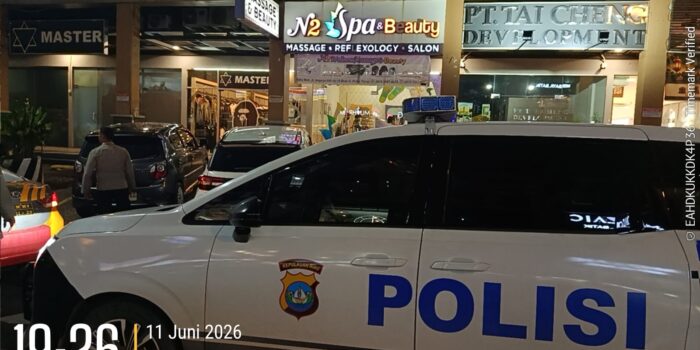 Polisi mendatangi komplek pertokoan Nagoya Hill, Kota Batam usai menerima laporan dugaan pencurian. Foto: Dok Polsek Lubuk Baja