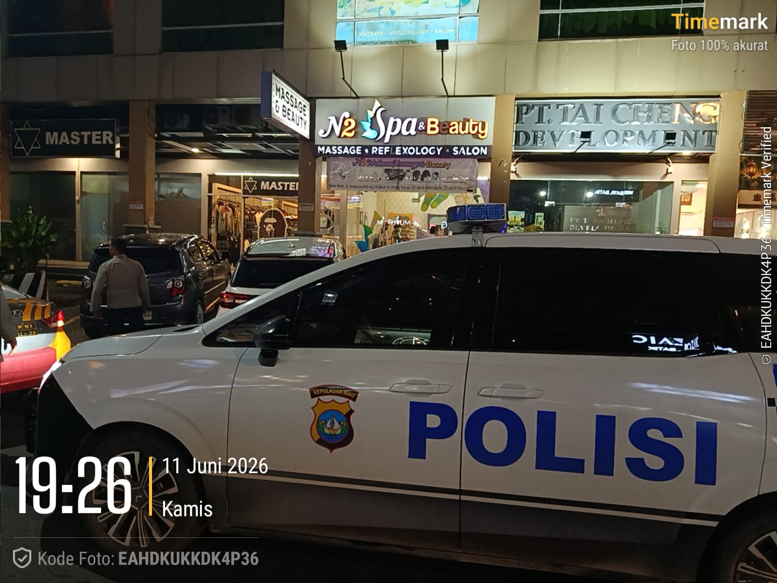 Polisi mendatangi komplek pertokoan Nagoya Hill, Kota Batam usai menerima laporan dugaan pencurian. Foto: Dok Polsek Lubuk Baja