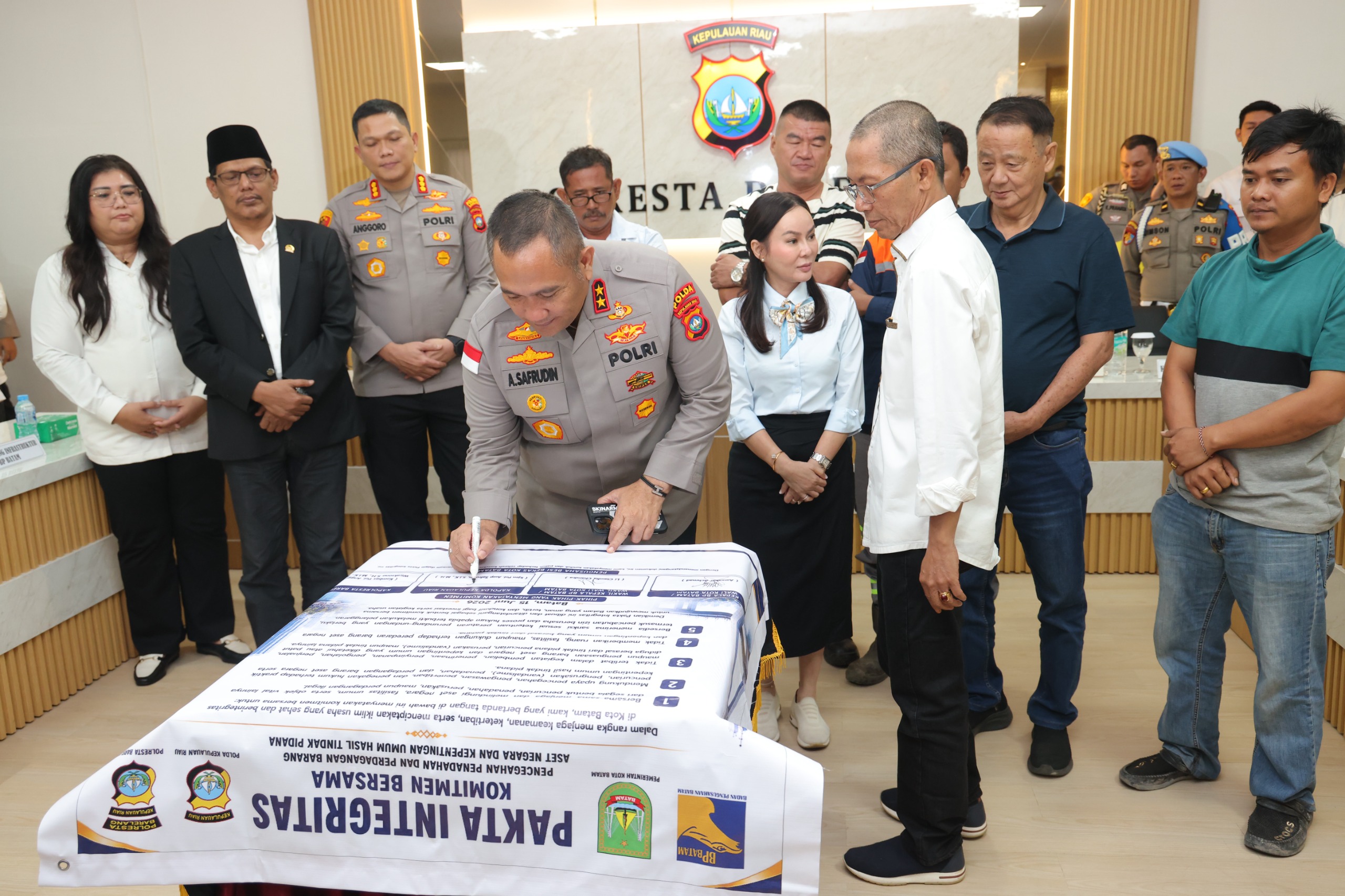 Penandatangan Pakta Integritas dalam upaya pencegahan aksi "rayap besi" di Kota Batam. Foto: Ist