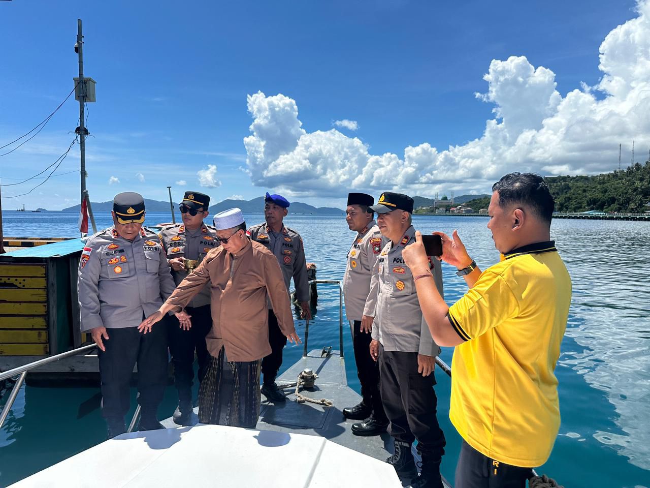 Kedatangan Kapal Patroli Type C2 KP 2005 di Anambas disambut dengan prosesi adat tepung tawar. Foto: Ist
