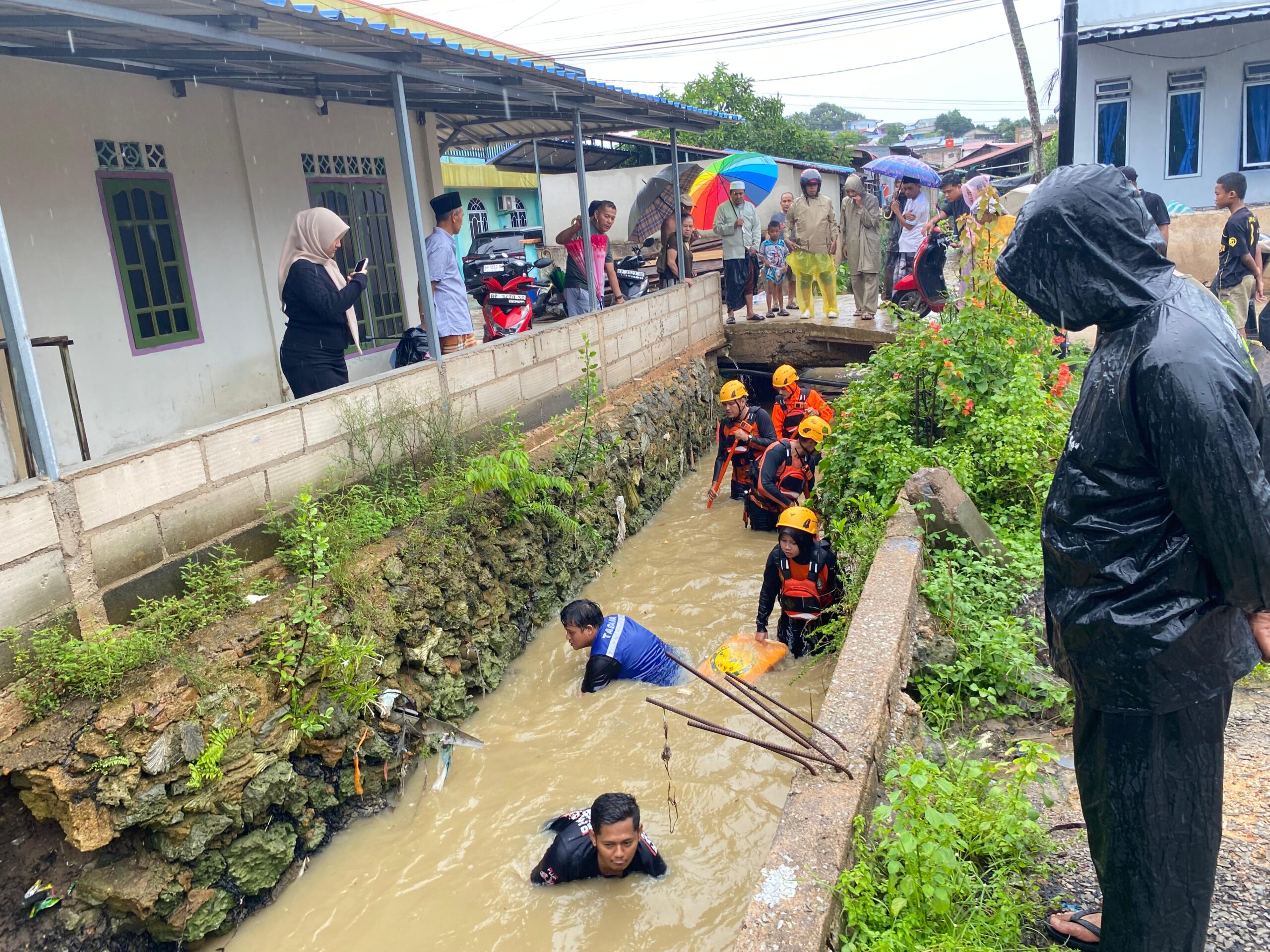 Proses pencarian terhadap bocah dua tahun di Batam yang dilaporkan hanyut di gorong-gorong. Foto: Ist