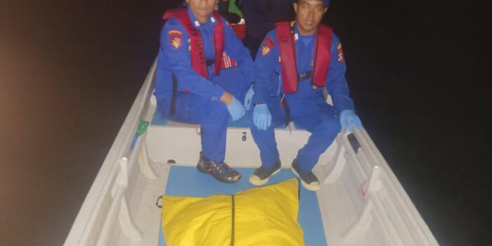 Jenazah Jafaar (50), nelayan asal Pulau Karas, Kota Batam saat dievakuasi petugas. Foto: Ist