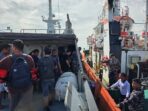 IMG-20260623-WA0095 Proses evakuasi 8 kru KM Batam Indah 9 yang mengalami kecelakaan laut. Foto: Ist