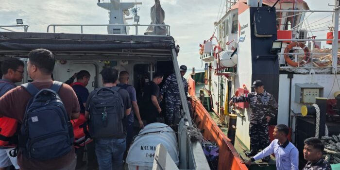Proses evakuasi 8 kru KM Batam Indah 9 yang mengalami kecelakaan laut. Foto: Ist
