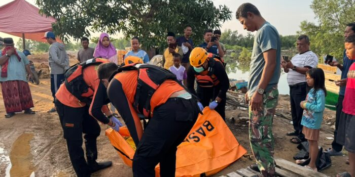 Proses evakuasi bocah dua tahun yang terseret arus gorong gorong di Batam. Foto: SAR Tanjungpinang