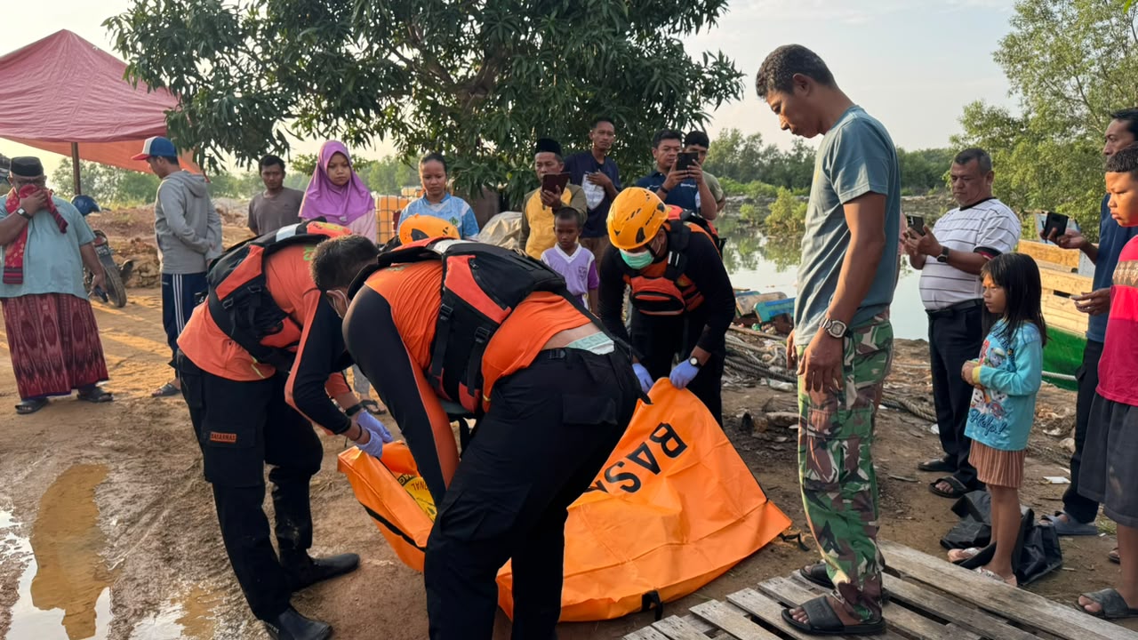 Proses evakuasi bocah dua tahun yang terseret arus gorong gorong di Batam. Foto: SAR Tanjungpinang