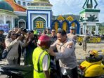 Kapolres Kepulauan Anambas, AKBP I Gusti Ngurah Agung Budianaloka membagikan helm kepada pengendara. Foto: Ist
