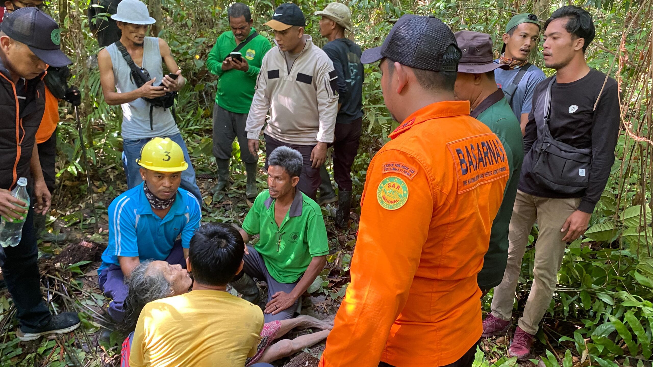 Nurhayati (68), warga Kecamatan Singkep Barat, Kabupaten Lingga ditemukan Tim SAR Gabungan dalam kondisi selamat. Foto: Ist