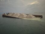 Kondisi kapal tongkang yang mengalami kecelakaan di Perairan Batu Ampar, Kota Batam. Foto: Ist