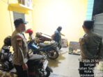 Polisi mendatangi lokasi kejadian dugaan pelemparan batu di Perumahan Tunas Regency Jasmine, Kecamatan Sagulung, Kota Batam. Foto: Ist