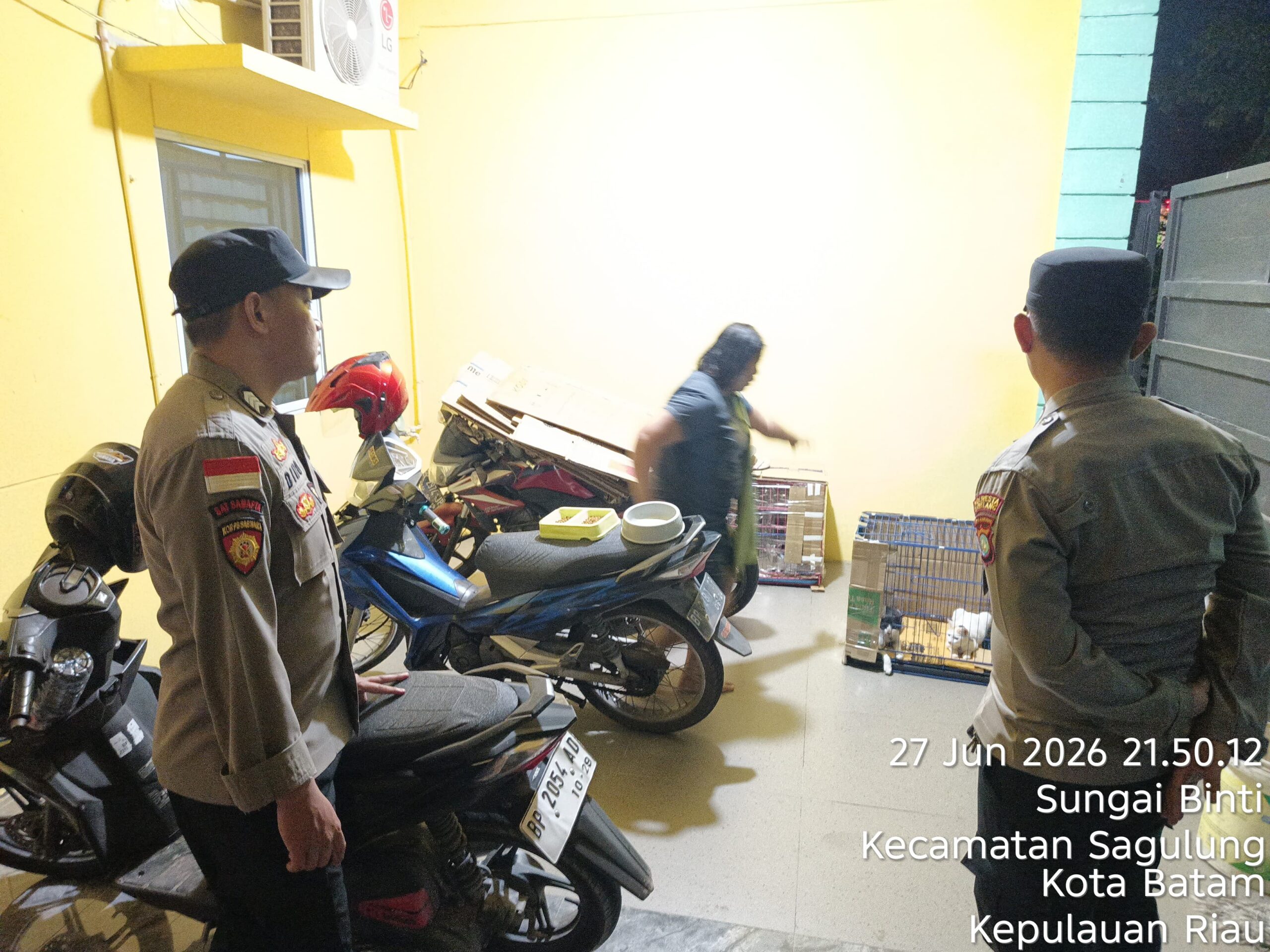 Polisi mendatangi lokasi kejadian dugaan pelemparan batu di Perumahan Tunas Regency Jasmine, Kecamatan Sagulung, Kota Batam. Foto: Ist