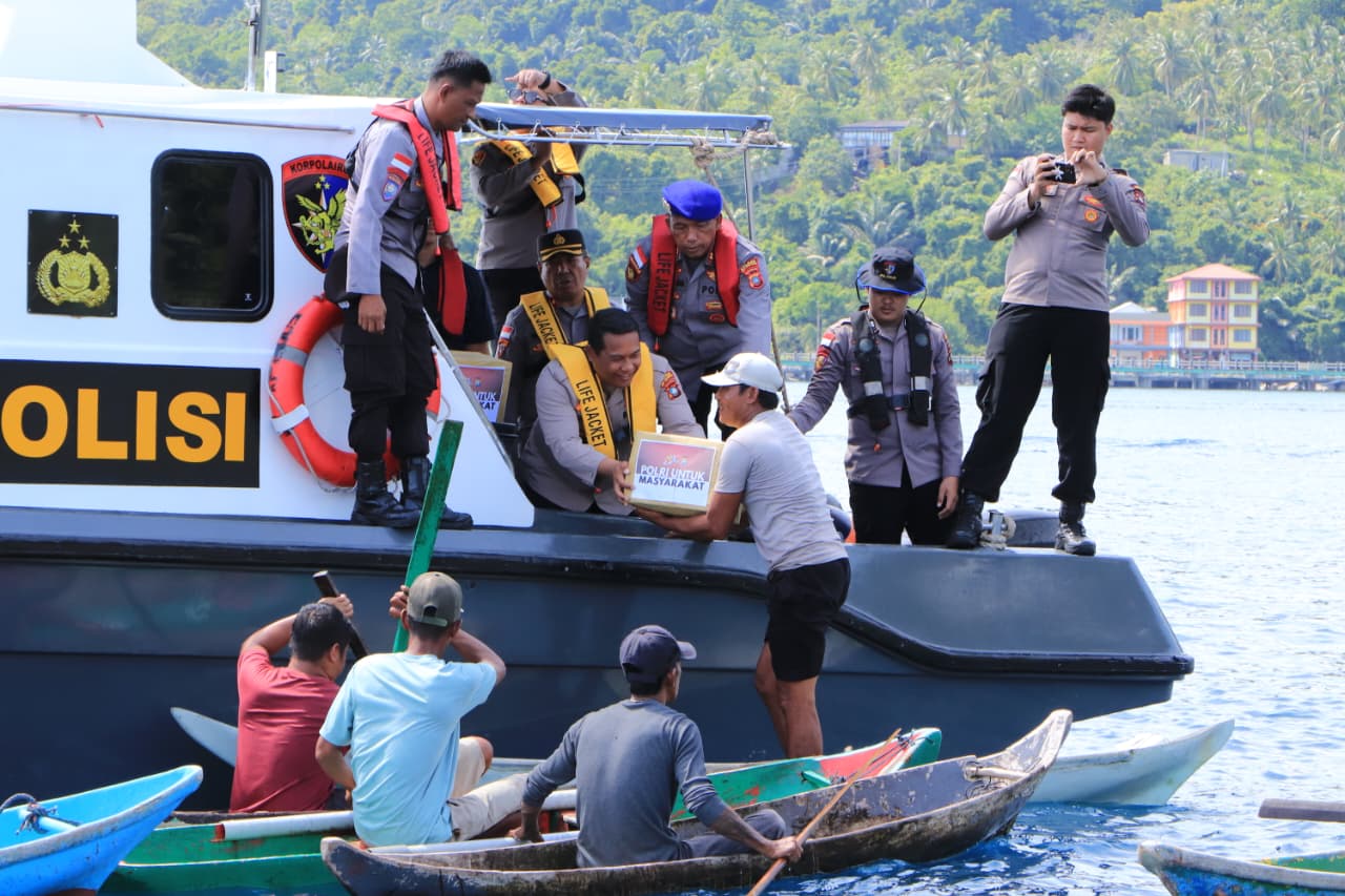 Penyaluran Bansos kepada nelayan oleh Polres Kepulauan Anambas. Foto: Ist