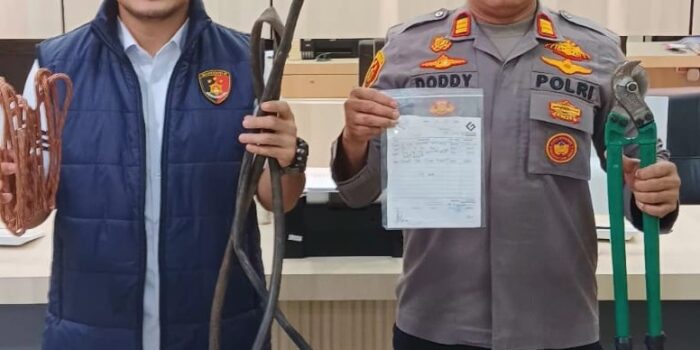 Polsek Lubuk Baja memperlihatkan barang bukti kasus pencurian kabel genset. Foto: Ist