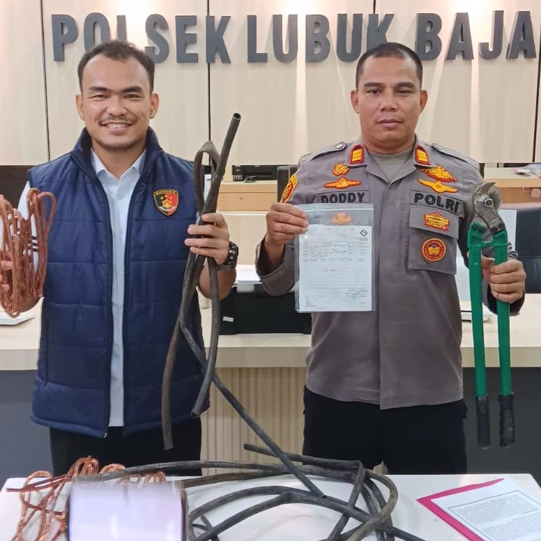 Polsek Lubuk Baja memperlihatkan barang bukti kasus pencurian kabel genset. Foto: Ist